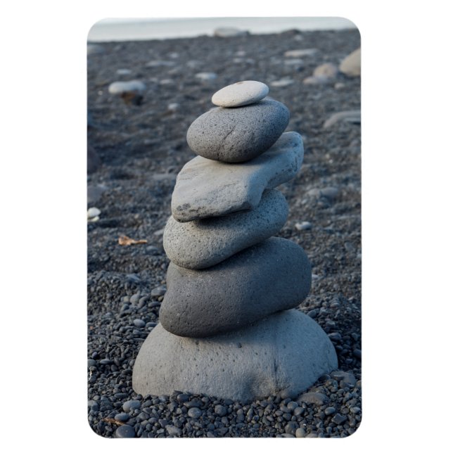 Stapel grauer Felsen am Strand Magnet (Vertikal)