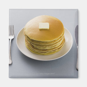 Stapel Pfannkuchen mit Butter auf einer Platte Magnet