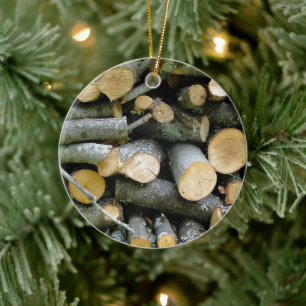 Stapel von geschnittenem Brennholz Keramikornament
