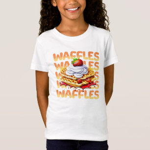 Stapel von Waffeln bedeckt mit Erdbeeren T-Shirt