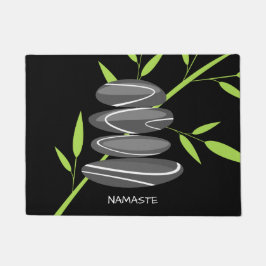 Stapelnde Zenkieselsteine u. Bambusdrucktürmatte Fußmatte