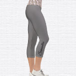 Star Lights Om Symbol Hochwaiste Capri Leggings<br><div class="desc">Jedes Leggings wird nach Maß gefertigt und vor dem Nähen bedruckt, sodass sich auf jedem Quadratzoll ein lustiges Design erzielen lässt. Das Sternlichtmuster Om ist auf dem Bund gekachelt, die Capri Leggings grau. Name in schwarz auf außen, rechtes Kalb, in einem phantastischen "Great Vibes"-Schriftart. Ändern Sie einfach den Namen mit...</div>