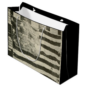 Star Spangled Banner: American Flag on Display Große Geschenktüte
