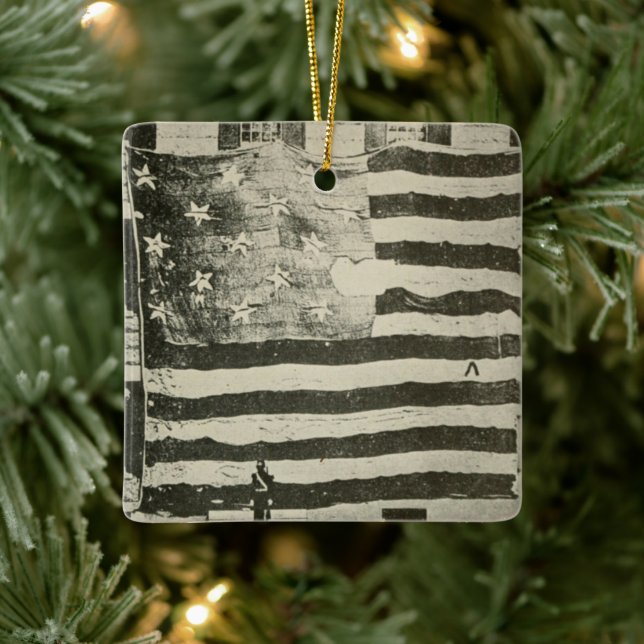 Star Spangled Banner: American Flag on Display Keramikornament (Baum)