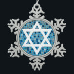 Star von David auf Blue Mosaic Tile Muster Ornamen Schneeflocken Zinn-Ornament<br><div class="desc">Dekorieren Sie Ihre Sukka,  oder Chanukah-Raum mit diesem stilvollen Original-Zinndekor mit dem Stern von David auf einem blauen Mosaikfliesen gemusterten Hintergrund! Kaufen Sie in loser Schüttung und fügen Sie ein Ornament an Geschenke für Freunde und Lieben.</div>
