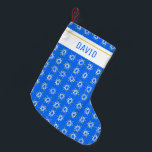 Star von David Hanukkah Pattern Blue CUSTOMIZE IT Kleiner Weihnachtsstrumpf<br><div class="desc">Passen Sie diesen Strumpf mit einem Namen oder einem anderen Text an. Zeigen Sie Ihre Liebe für die Ferien. Hand von mir gezeichnet! Karo in meinem Shop für viele weitere Artikel wie Packpapier,  Kissen,  Handtücher und Geschenkpackung auch!</div>