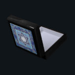 Star von David Keepake Box Jüdische Feiern Erinnerungskiste<br><div class="desc">Diese elegante Star of David Keepake Geschenkboxen besticht durch ein wunderschön gestaltetes Holzdesign mit Goldakzenten und einem aufwändigen Filigree, das an den Stern grenzt. Ideal für kleine, bedeutungsvolle jüdische Geschenke, ist diese Box ideal für Bat Mitzvah, Bar Mitzvah, Hanukkah, Chanukah, jüdische Hochzeiten oder besondere jüdische Feiern. Ein zeitloses und nachdenkliches...</div>