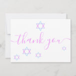 Star von David Modern Pink Script Bat Mitzvah Dankeskarte<br><div class="desc">Zeigen Sie Ihre Wertschätzung für Ihre Familie und Freunde für die Teilnahme an Ihrem Bat Mitzvah mit dieser modernen danke Ihnen Flachkarte. Dieses Design verfügt über rosa Skripttypografie, die "Danke" durch eine Sprinklerei von Star of David in den Tönen von Rosa, Aqua Blau und lila betont. Auf der Rückseite dieser...</div>