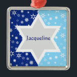 Star von David Ornament<br><div class="desc">Das perfekte Ornament für die Glaubensgemeinschaft. Ein Stern von David ist silhouettiert gegen ein Feld von dunkelblauen Sternen und Schneeflocken. Dein Name geht hinein. Dies macht auch ein perfektes Anhänger oder Chanukah Geschenk. Verfügbar mit passenden Produkten.</div>