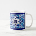 Star von David und Menorah Hanukkah Geschenk Tasse<br><div class="desc">Silver Foil Star von David und Menorah Design Hanukkah,  Rosh Hashanah,  Pessach,  Jüdischen Urlaub oder Feier Geschenke Tasse. Matching Karten und Geschenke verfügbar in der jüdischen Ferien / Hanukkah Kategorie unseres Stores.</div>