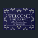 Star von David WELCOME Fußmatte<br><div class="desc">Stilvoll, Star of David WELCOME Door Mat mit dem Wortlaut WELCOME & BE BLESSED ALLE, DIE HIER EINGREIFEN (AUSSER TRESPASSERS). Der Hintergrund ist ein Imitat silberner Star von David vor einem Mitternachtsblauen Hintergrund. Der gesamte Text ist KUNDENBAR, sodass Sie den Text so ändern können, dass er Ihren Bedürfnissen entspricht, z.B....</div>