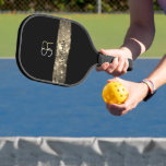 Stardust Brush Stroke, Monogramm und Name Pickleball Schläger<br><div class="desc">Personalisieren Sie Ihre Monogramm in Weiß und Gold mit dem Namen in schwarz auf Gold Stardust Pinselstriche auf schwarzem Hintergrund.</div>