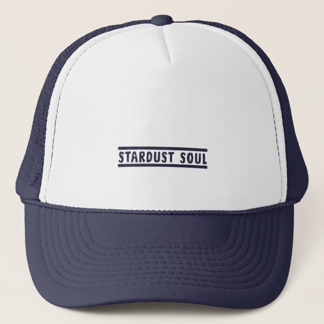 Stardust Soul Trucker Hat – Minimalist Design Truckerkappe (Vorderseite)