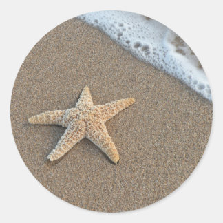 Starfish am Strand Runder Aufkleber