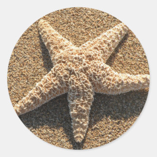 Starfish am Strand Runder Aufkleber