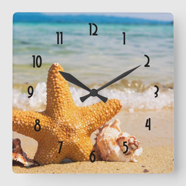 Starfish and Seashells am Strand Quadratische Wanduhr (Vorderseite)