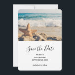 Starfish auf einem Sandy Beach Foto Save The Date<br><div class="desc">Save the Date Karte mit einem landschaftlichen Foto. Ein großes Set aus Seestern direkt am Sandstrand. Ein schönes blaues Meer mit weißen Wellen im Hintergrund.</div>