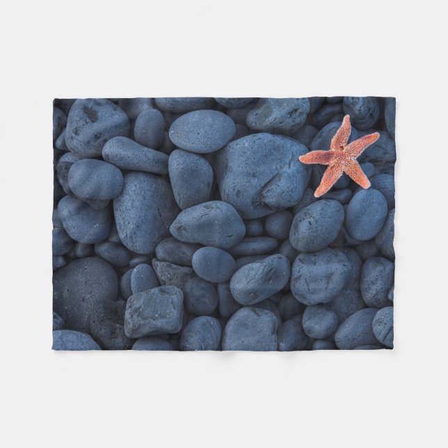 Starfish auf schwarzen Felsen entlang der Küste | Fleecedecke (Vorderseite (Horizontal))