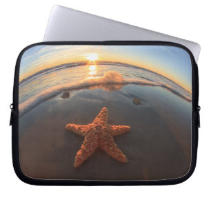 Starfish auf Strand am Sonnenuntergang Laptopschutzhülle