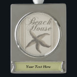 Starfish Beach House Küste Banner-Ornament Silber<br><div class="desc">Dieses Strandhaus Seestern - Das Seesternbild hat einen sandfarbenen Hintergrund, mit einem Muster, das wie Leinwand aussieht. Das ist perfekt für das Strandhaus und bringt Sie in die Stimmung des Sommers. Die Dekoration im Strandhaus sollte beruhigend sein und sich wie ein lässiger Strand fühlen. Für ein maritimes Ambiente und die...</div>