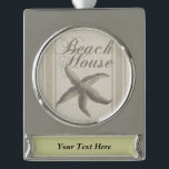 Starfish Beach House Küste Banner-Ornament Silber<br><div class="desc">Dieses Strandhaus Seestern - Das Seesternbild hat einen sandfarbenen Hintergrund, mit einem Muster, das wie Leinwand aussieht. Das ist perfekt für das Strandhaus und bringt Sie in die Stimmung des Sommers. Die Dekoration im Strandhaus sollte beruhigend sein und sich wie ein lässiger Strand fühlen. Für ein maritimes Ambiente und die...</div>