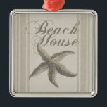 Starfish Beach House Küste Ornament Aus Metall<br><div class="desc">Dieses Strandhaus Seestern - Das Seesternbild hat einen sandfarbenen Hintergrund, mit einem Muster, das wie Leinwand aussieht. Das ist perfekt für das Strandhaus und bringt Sie in die Stimmung des Sommers. Die Dekoration im Strandhaus sollte beruhigend sein und sich wie ein lässiger Strand fühlen. Für ein maritimes Ambiente und die...</div>