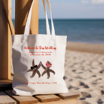 Starfish Bridge auf Groom Wedding Welcome Bag Tragetasche<br><div class="desc">Hochzeit in Urlaubsort Begrüßungstasche für Hotelzimmer mit Seesternpaar und individuellem Text. Zwei braune Seesterne sind als Braut (mit einem tropischen Blumenkranz) und Bräutigam (er trägt einen schwarzen Schlips) gekleidet. Text ist "willkommen zu unserer Hochzeit am Strand in (Lage)". Namen der Braut und des Bräutigams mit Veranstaltungsdatum sind in kurvigem Text...</div>