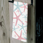 Starfish Eleganter Strand Geschirrtuch<br><div class="desc">Ein niedliches und trendiges Strandmuster mit einer Mischung aus zauberhaften Rosa und aquamarinen Farbtönen, die an ein Paradies im Strandhaus erinnern. Genießen Sie das Wesen des Sommers mit diesem an der Küste inspirierten Design, das von herrlichen Meeresstars geschmückt ist, die einen nautischen Charme ausstrahlen. Erleben Sie das Ambiente durch die...</div>