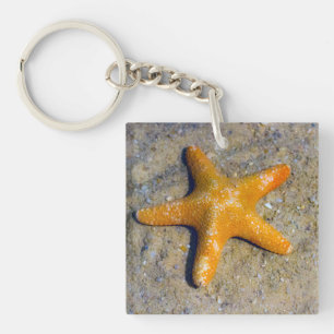 Starfish im Sand Beach Thema Benutzerdefinierter T Schlüsselanhänger