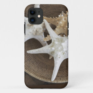 Starfish in einem Korb iPhone 11 Hülle