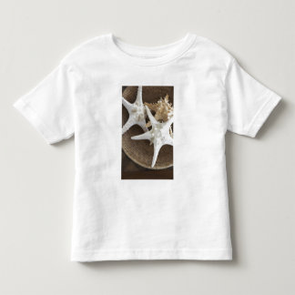 Starfish in einem Korb Kleinkind T-shirt