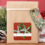 Starfish n Holly Red Christmas Stickers<br><div class="desc">Rote Weihnachtsgeschenksticker mit Seestern und heiliger Gestaltung. Zwei Sterne,  grüne Blätter mit roten Beeren bilden dieses Design. Ein weißer Streifen am unteren Rand der quadratischen Aufkleber enthält den "for" und "from" Text. Wählen Sie aus zwei Aufklebergrößen,  aber bitte wählen Sie das matte Finish für das beste Namensschreiben aus.</div>