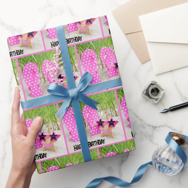 Starfish und Flip Flops im Sandstrand Geschenkpapier (Schenken)