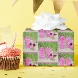 Starfish und Flip Flops in Sand Geschenkpapier