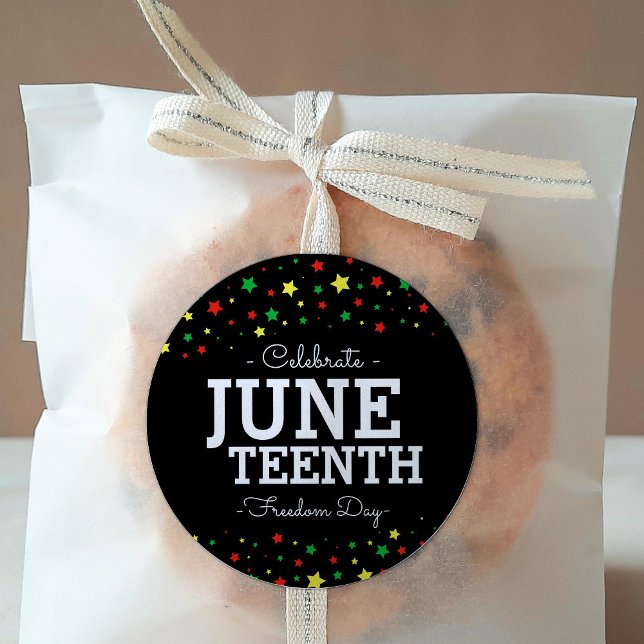 Starkcluster Celebrate Juneteenth Black RYGB Runder Aufkleber (Von Creator hochgeladen)