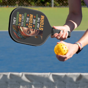 Starke Frau flüstert zurück, ich bin der Sturm Pickleball Schläger