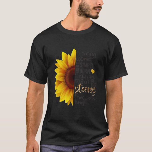 Starke Frauen gehen durch Sonnenblumen T-Shirt (Vorderseite)