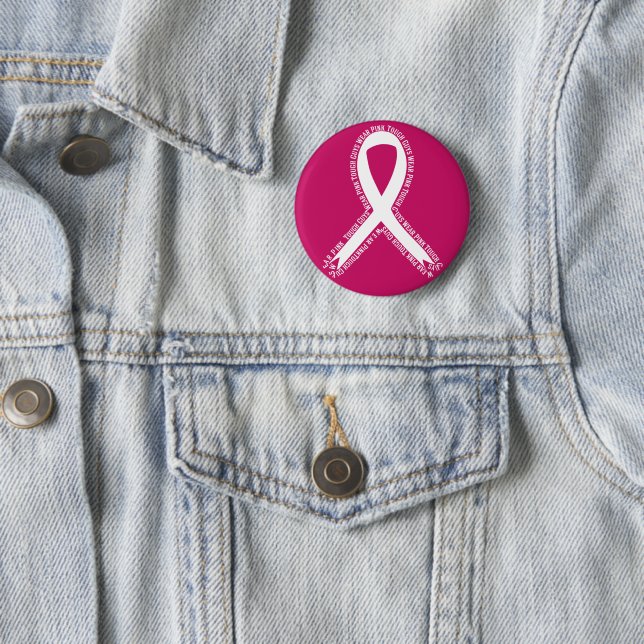 Starke Typ tragen rosa Brustkrebs-Bewusstsein Button (Beispiel)