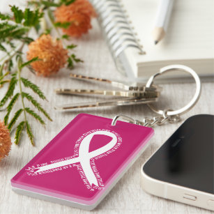 Starke Typ tragen rosa Brustkrebs-Bewusstsein Schlüsselanhänger