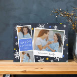 Starry Fotobooth | Hanukkah Foto Collage Card Feiertagskarte<br><div class="desc">Die niedliche Hanukkah-Fotokarte verfügt über einen Foto-Stand mit zwei Fotos und einem blauen Textpanel sowie über einen Instant-Kamera-inspiriert Schnappschuss mit einer handgeschriebenen Beschriftung. Personalisieren Sie das Jahr und Ihren Familiennamen oder Ihre persönliche Nachricht,  auf einem marineblauen Hintergrund mit handgezeichneten Schneeflocken und blauen und goldenen Sternen.</div>
