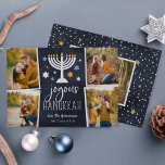 Starry Lights | Hanukkah Foto Collage Card Feiertagskarte<br><div class="desc">Die festliche Hanukkah-Fotokarte zeigt vier Fotos in einem Collage-Layout,  mit "fröhlicher Hanukkah" in weißer Schrift auf marineblau Hintergrund mit einem beleuchteten Menorah und weißen,  blauen und goldenen Sternen. Personalisieren Sie Ihre Namen unten,  und fügen Sie ein zusätzliches Foto auf der Rückseite hinzu.</div>