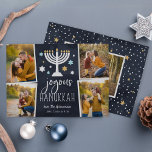 Starry Lights | Hanukkah Foto Collage Card Feiertagskarte<br><div class="desc">Die festliche Hanukkah-Fotokarte zeigt vier Fotos in einem Collage-Layout,  mit "fröhlicher Hanukkah" in weißer Schrift auf marineblau Hintergrund mit einem beleuchteten Menorah und weißen,  blauen und goldenen Sternen. Personalisieren Sie Ihre Namen unten,  und fügen Sie ein zusätzliches Foto auf der Rückseite hinzu.</div>