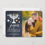 Starry Lights | Hanukkah-Fotokarte Feiertagskarte<br><div class="desc">Die helle Hanukkah Fotokarte zeigt Ihr Lieblings-Foto rechts ausgerichtet mit "fröhlicher Hanukkah" in weißer Schrift auf einem marineblau-reichen Hintergrund mit Sternen und einer hellen Menorah. Personalisieren Sie mit Ihren Namen und das Jahr.</div>