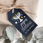 Starry Lights | Hanukkah Geschenkanhänger<br><div class="desc">Festive Hanukkah Geschenketiketten bieten "fröhliche Hanukkah" in weißer Schrift auf marineblau Hintergrund mit einem beleuchteten Menorah und weißen,  blauen und goldenen Sternen. Personalisieren Sie Ihre Namen unten.</div>