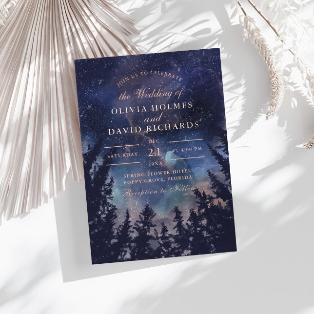 Starry Night Forest Wedding Rose Gold Folieneinladung (Starry Night Forest Wedding Rose Gold Foil Invitation on a sunny table.)