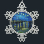 Starry Night Over the Rhone von Vincent Van Gogh Schneeflocken Zinn-Ornament<br><div class="desc">Starry Night Over the Rhone von Vincent Van Gogh. Das ist ein altes Meisterwerk des niederländischen Meisters Vincent Van Gogh. Dieses schöne Bild hat eine schöne, lebendige, gesättigte Farbe. Vincent Van Gogh war ein niederländischer Postimpressionist. Dieses Gemälde wurde an den Ufern der Rhone in Frankreich gemalt. Dieses Bild ist öffentlich...</div>
