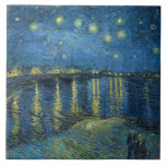 Starry Night Over the River Rhone (von van Gogh) Fliese<br><div class="desc">Dieses Design zeigt ein Gemälde des niederländischen Post-Impressionisten Vincent van Gogh (1853-1890), der weithin als eine der einflussreichsten Persönlichkeiten der Western-Kunstgeschichte anerkannt ist. Es ist ein Landschaftsbild, das die französische Stadt Arles abends vom Ufer der Rhône zeigt. Die Szene, die van Gogh für sein Gemälde wählte, erlaubte ihm, die Reflexionen...</div>