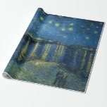 Starry Night Over the River Rhone (von van Gogh) Geschenkpapier<br><div class="desc">Dieses Design zeigt ein Gemälde des niederländischen Post-Impressionisten Vincent van Gogh (1853-1890), der weithin als eine der einflussreichsten Persönlichkeiten der Western-Kunstgeschichte anerkannt ist. Es ist ein Landschaftsbild, das die französische Stadt Arles abends vom Ufer der Rhône zeigt. Die Szene, die van Gogh für sein Gemälde wählte, erlaubte ihm, die Reflexionen...</div>