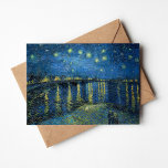 Starry Night über der Rhône | Vincent van Gogh Karte<br><div class="desc">Die Starry Night Over the Rhône (1888) von Vincent van Gogh ist ein faszinierendes postimpressionistisches Gemälde, das einen ruhigen nächtlichen Ausblick auf die Rhône in Arles, Frankreich, bietet. Das Kunstwerk besticht durch einen tiefen, blauen Himmel, der mit glänzenden goldenen Sternen und ihren Reflexionen auf dem Wasser geschmückt ist. Im Vordergrund...</div>