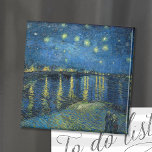 Starry Night über der Rhône | Vincent Van Gogh Mag Magnet<br><div class="desc">Starry Night Over the Rhône (1888) von dem niederländischen Künstler Vincent Van Gogh. Original Artwork ist ein Öl auf der Leinwand,  das einen kraftvollen postimpressionistischen Nachthimmel in launischen Blau- und Gelbtönen darstellt. Verwenden Sie die Entwurfstools,  um einen benutzerdefinierten Text hinzuzufügen oder das Bild zu personalisieren.</div>